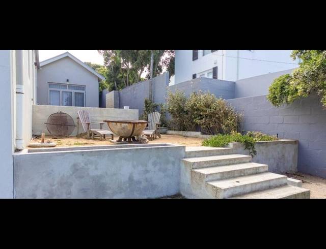 6 BEDROOM HOUSE FOR SALE IN KLEINBAAI